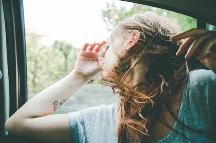 CLOSE-UP PORTRAIT OF WOMAN HOLDING WINDOW IN OFFICE