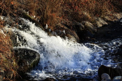 Waves flowing through rocks