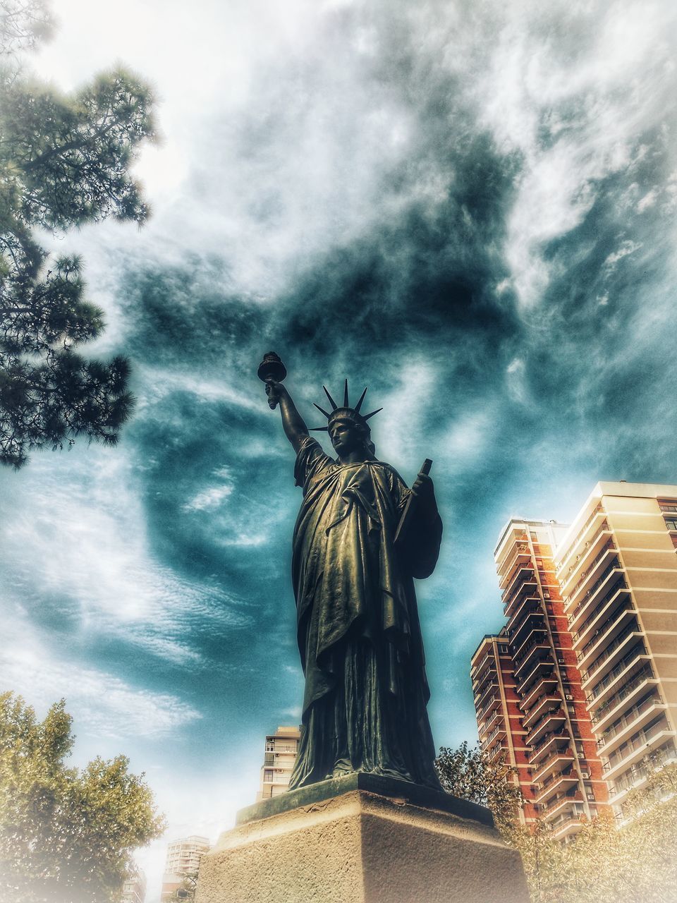 LOW ANGLE VIEW OF STATUE OF CITY