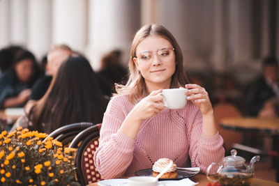 Teenager girl sitting at restaurant