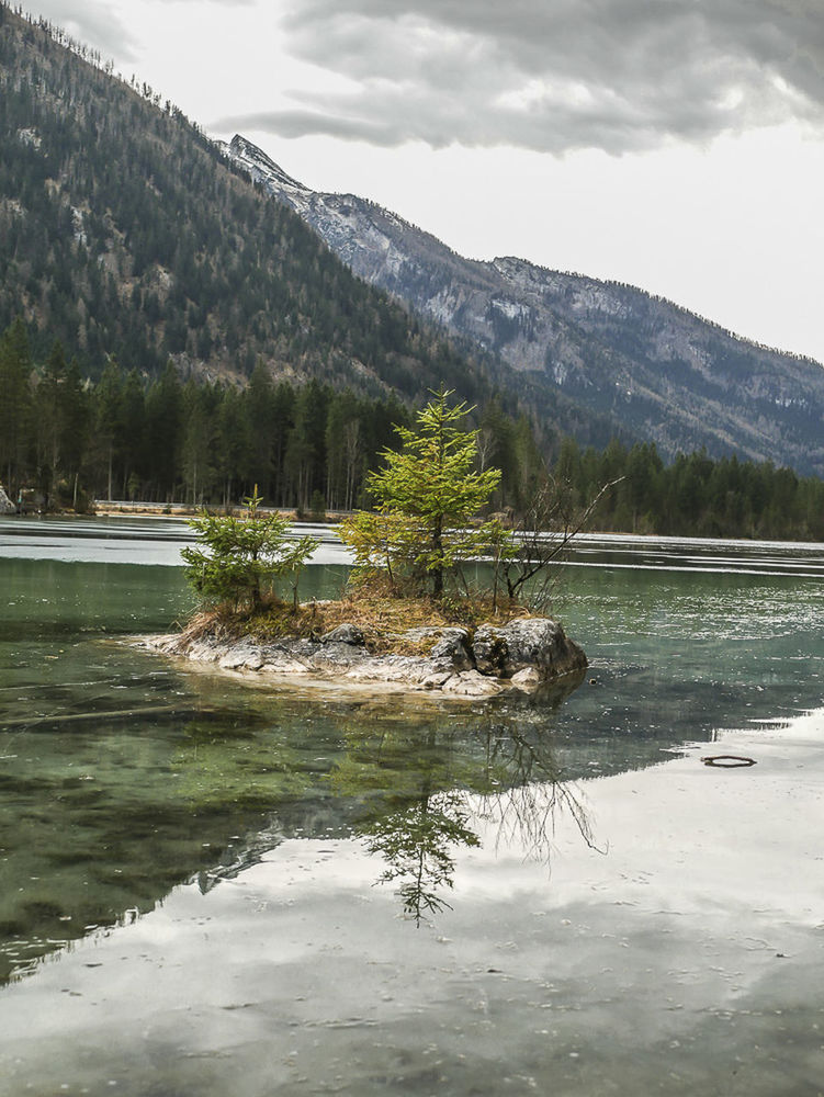 SCENIC VIEW OF LAKE AGAINST MOUNTAIN RANGE