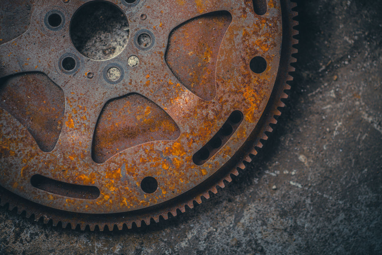 HIGH ANGLE VIEW OF OLD RUSTY MACHINE