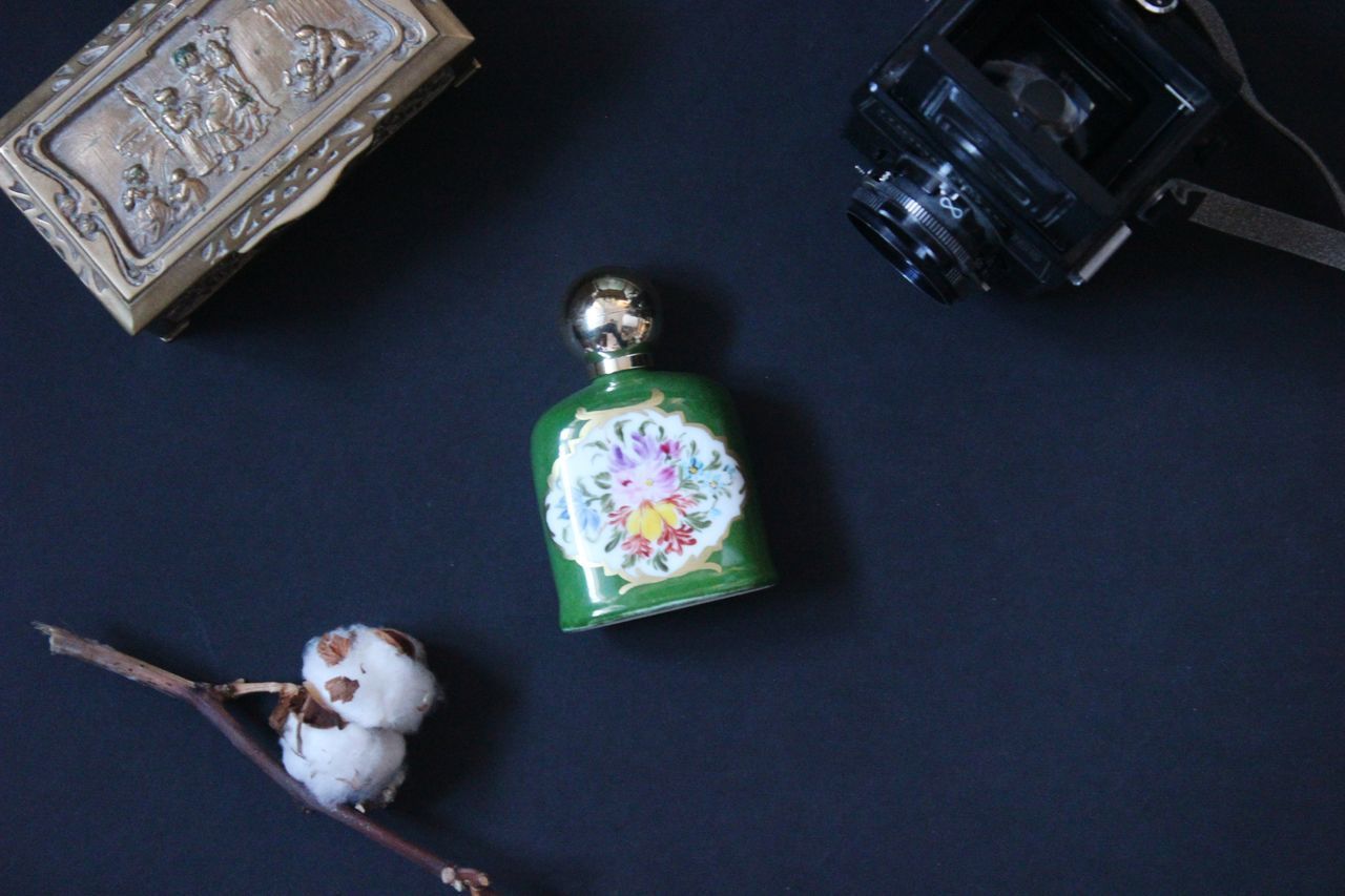 HIGH ANGLE VIEW OF TOYS ON TABLE AT HOME