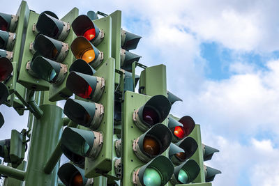 Traffic light tree attraction in canary wharf during daytime