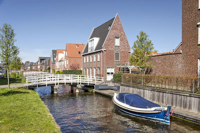New neighbourhood with a village-like atmosphere, bridges and a canal