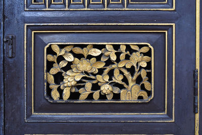 Floral pattern on door