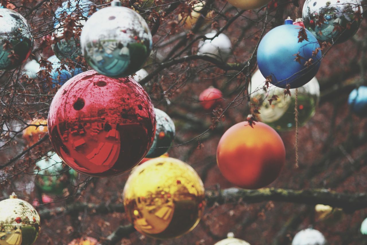 celebration, sphere, hanging, tradition, balloon, christmas, decoration, christmas ornament, christmas decoration, close-up, ball, multi colored, christmas tree, mid-air, tree, holiday - event, circle, no people, outdoors, lighting equipment