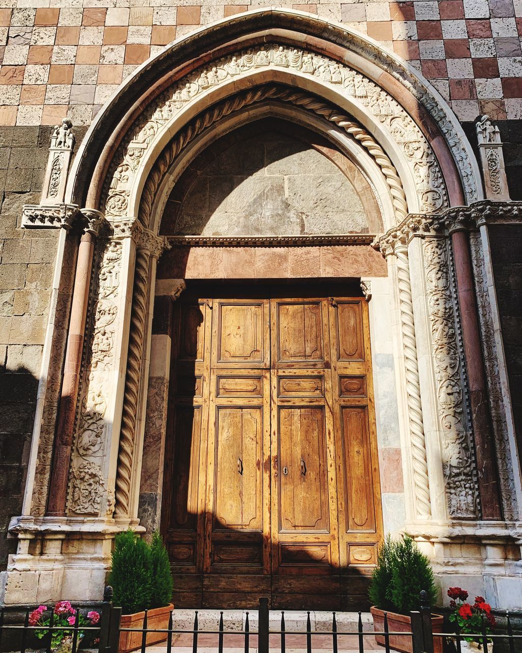 LOW ANGLE VIEW OF ORNATE DOOR OF BUILDING
