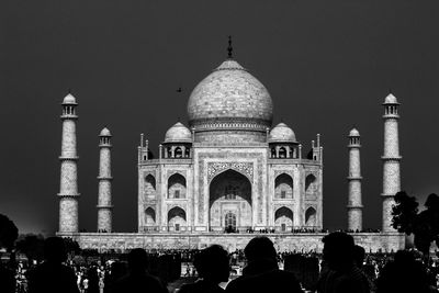 Group of people in front of tajmahal india 