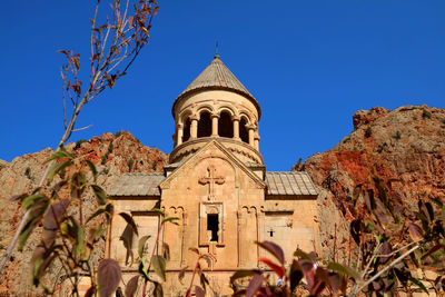 Surb astvatsatsin in noravank monastery among the fall foliage of vayots dzor province, armenia