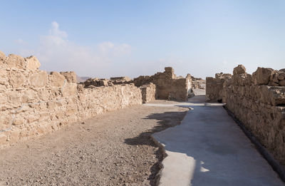 Ruins of historic building against sky