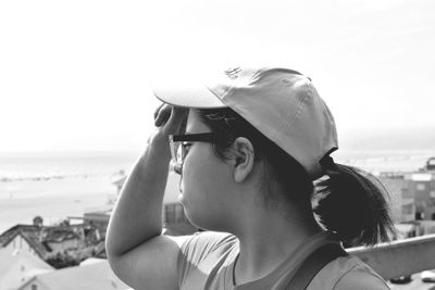 Woman looking at sea against sky