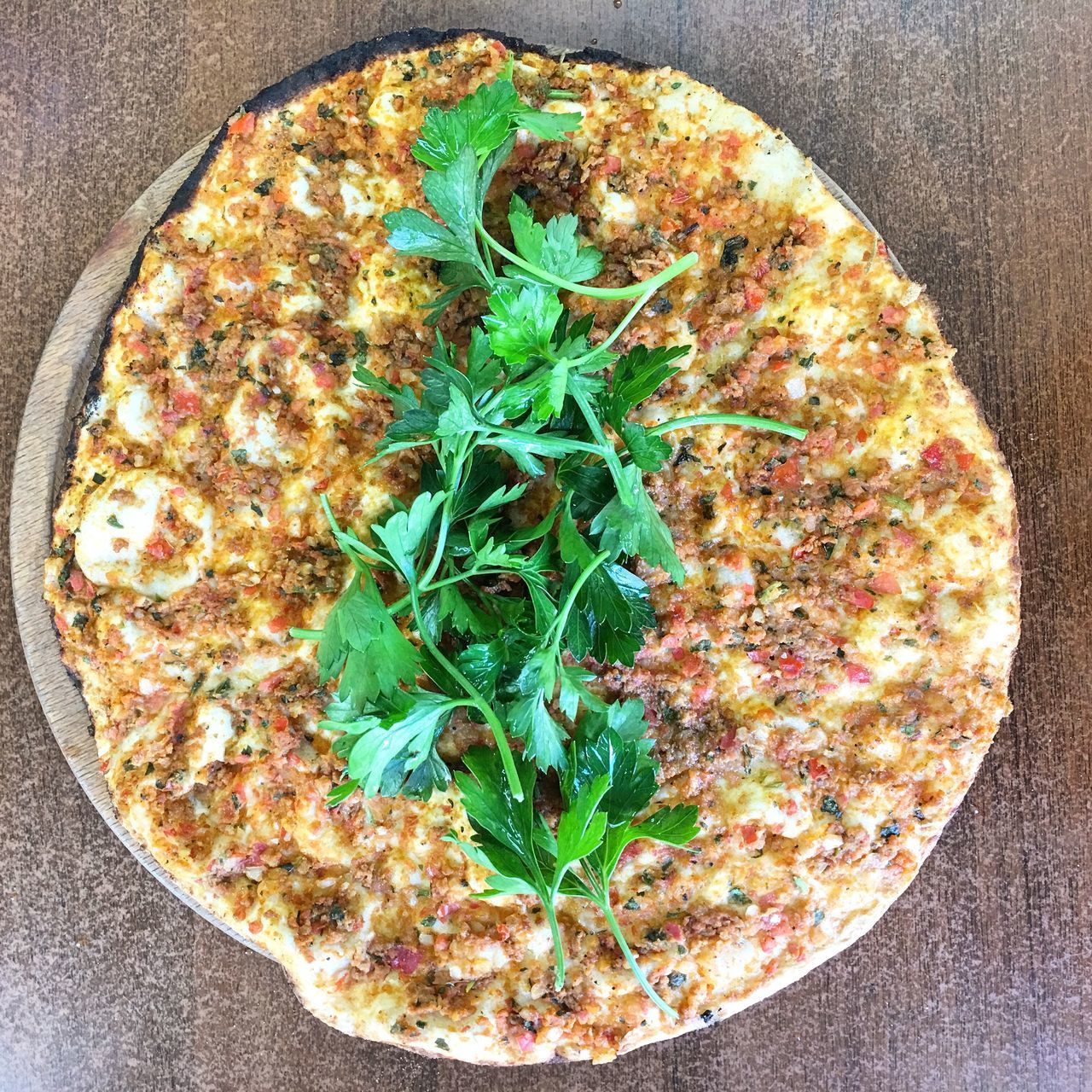 HIGH ANGLE VIEW OF PIZZA IN PLATE ON TABLE