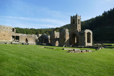 Old ruin building against sky