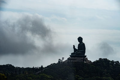 Statue against sky