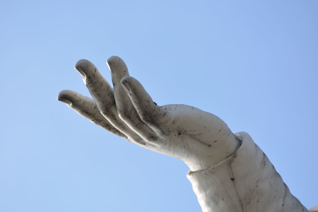 LOW ANGLE VIEW OF STATUE AGAINST CLEAR SKY