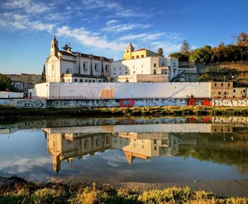Igreja matriz de sacavém refletida no rio trancão no caminho de fatima 
