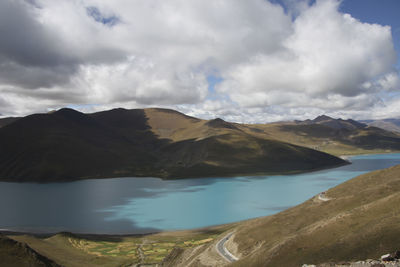 Panoramic view of lake and mountains against sky