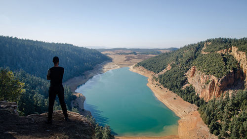 Hiking man looking at aguelmam azigza lake 