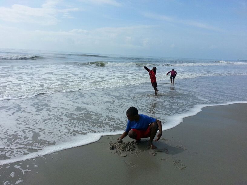 sea, beach, water, horizon over water, shore, wave, sand, leisure activity, full length, lifestyles, vacations, sky, surf, childhood, boys, scenics, beauty in nature, nature