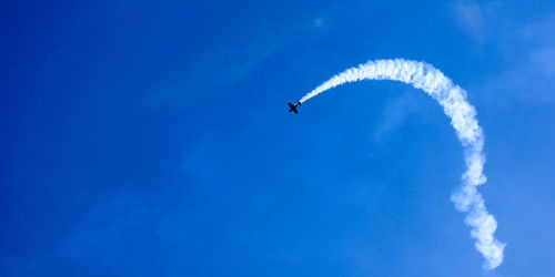 Overhead flying aircraft. aircraft in formation during an aerobatics display as they loop and roll 