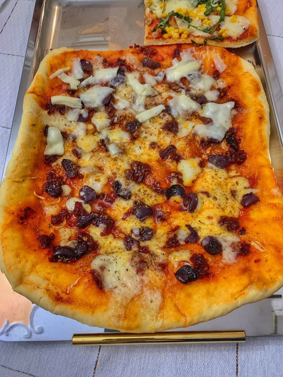 CLOSE-UP OF PIZZA ON TABLE