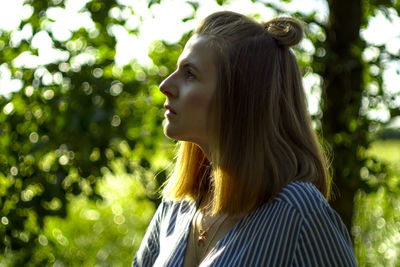 Close-up of thoughtful young woman looking away in park