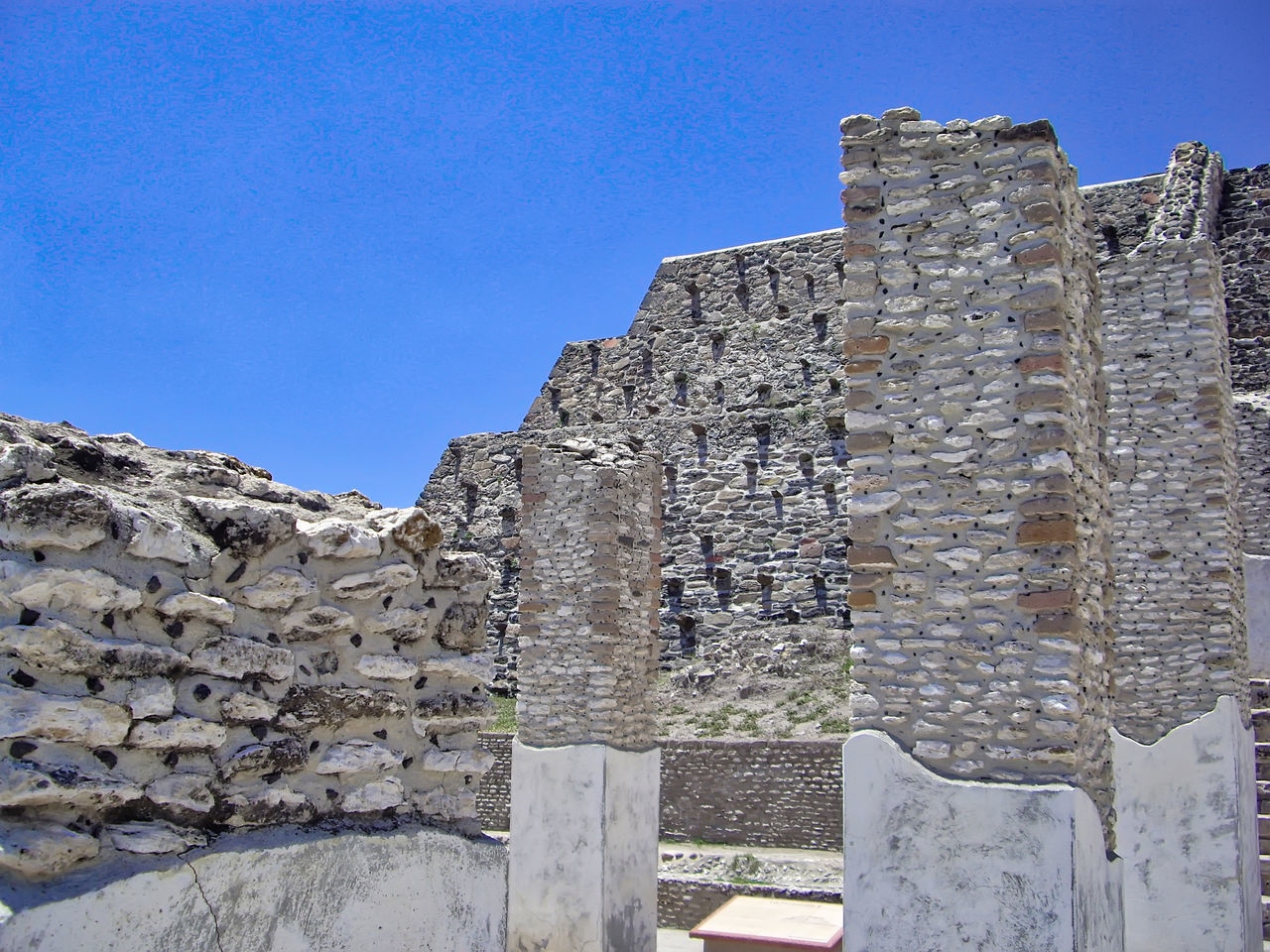 LOW ANGLE VIEW OF HISTORIC BUILDING AGAINST BLUE SKY