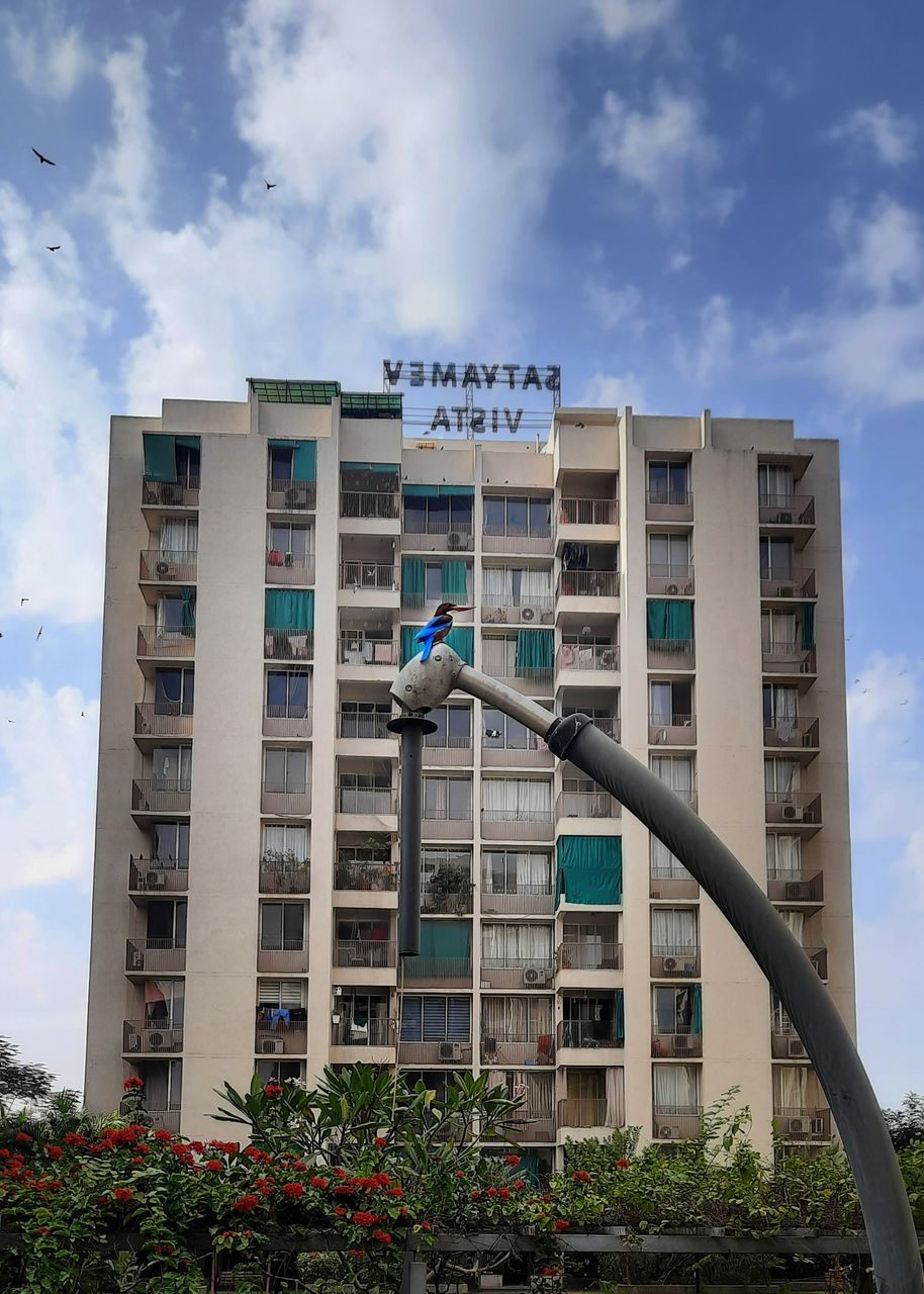 LOW ANGLE VIEW OF MODERN BUILDINGS AGAINST BLUE SKY