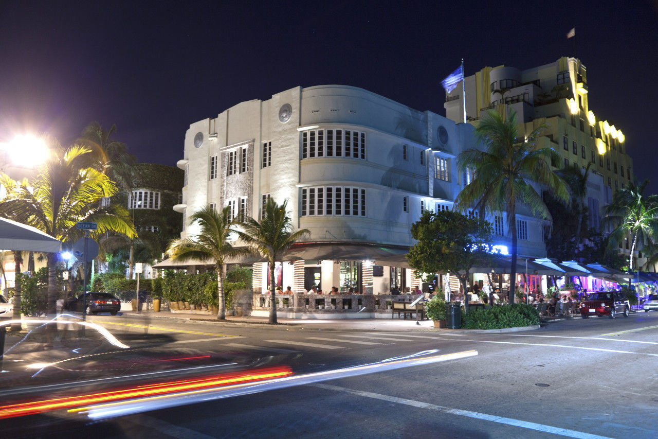 building exterior, architecture, built structure, street, road, transportation, illuminated, city, road marking, car, city street, tree, street light, night, city life, incidental people, the way forward, land vehicle, palm tree, sky