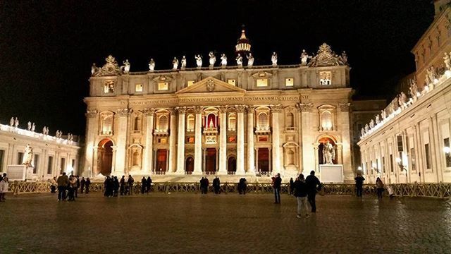 architecture, built structure, large group of people, building exterior, famous place, tourism, travel destinations, international landmark, facade, history, tourist, architectural column, travel, person, men, night, capital cities, dome, arch