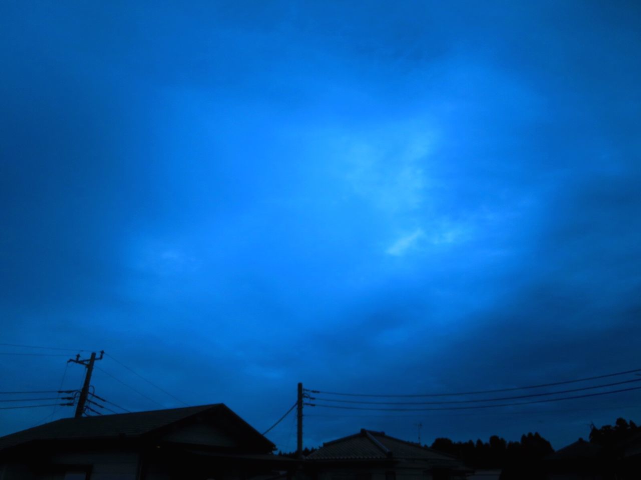 LOW ANGLE VIEW OF SILHOUETTE BUILDINGS AGAINST SKY