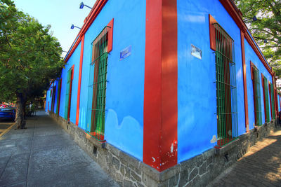 Graffiti on wall of building against blue sky