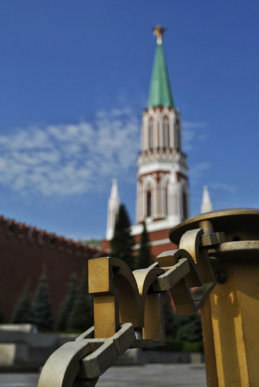 LOW ANGLE VIEW OF BUILDINGS AGAINST SKY