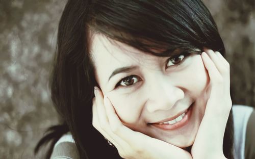 Close-up portrait of a smiling young woman