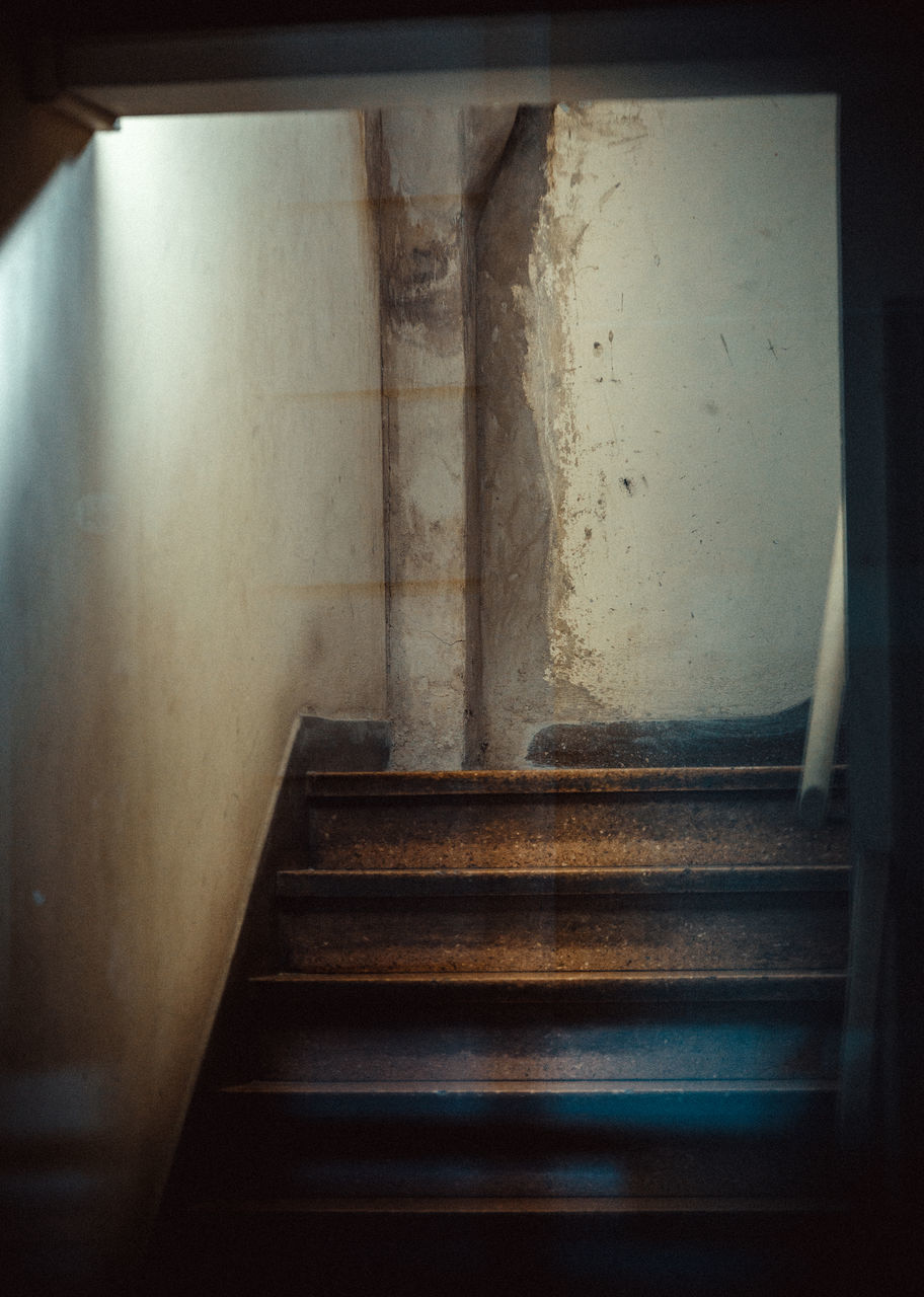 LOW ANGLE VIEW OF STAIRCASE AT HOME