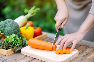 Midsection of man preparing food on cutting board