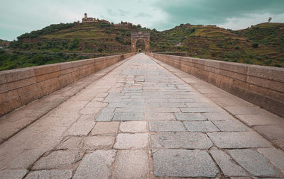 Surface level of stone wall against sky