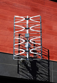 Tv antenna mounted on red brick house