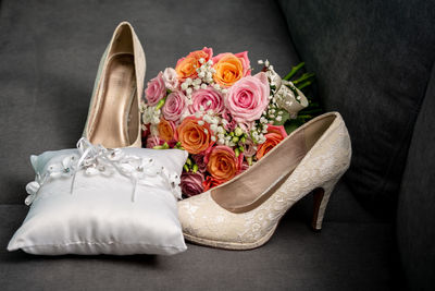 Close-up of white rose bouquet on table