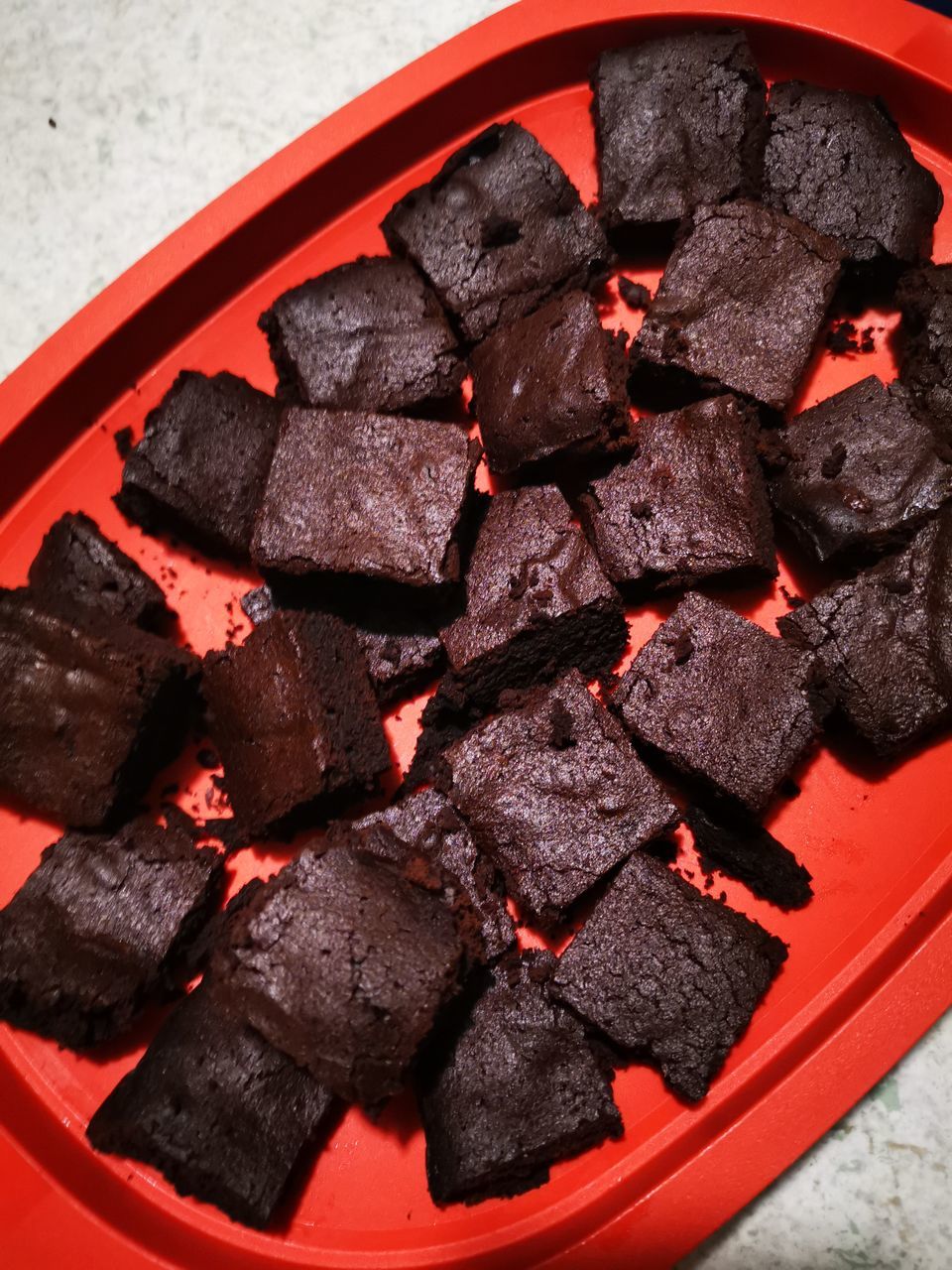 HIGH ANGLE VIEW OF CHOCOLATE CAKE ON BARBECUE GRILL