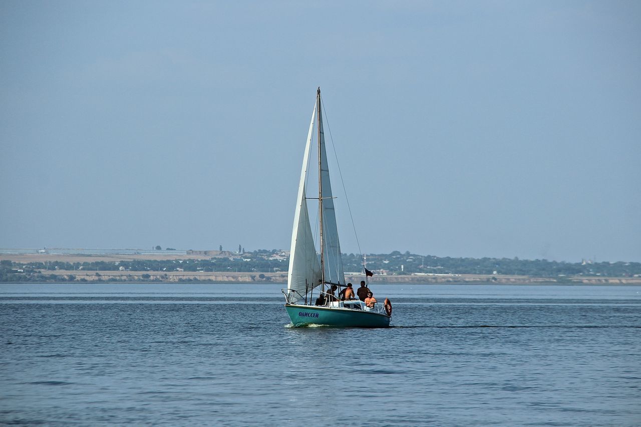 SAILBOAT SAILING ON SEA AGAINST SKY