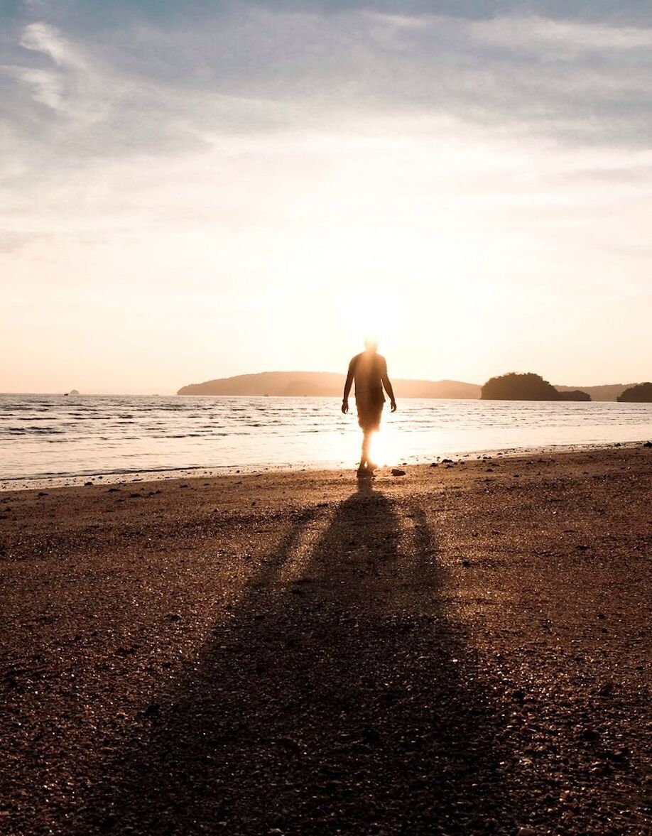 FULL LENGTH REAR VIEW OF MAN ON BEACH