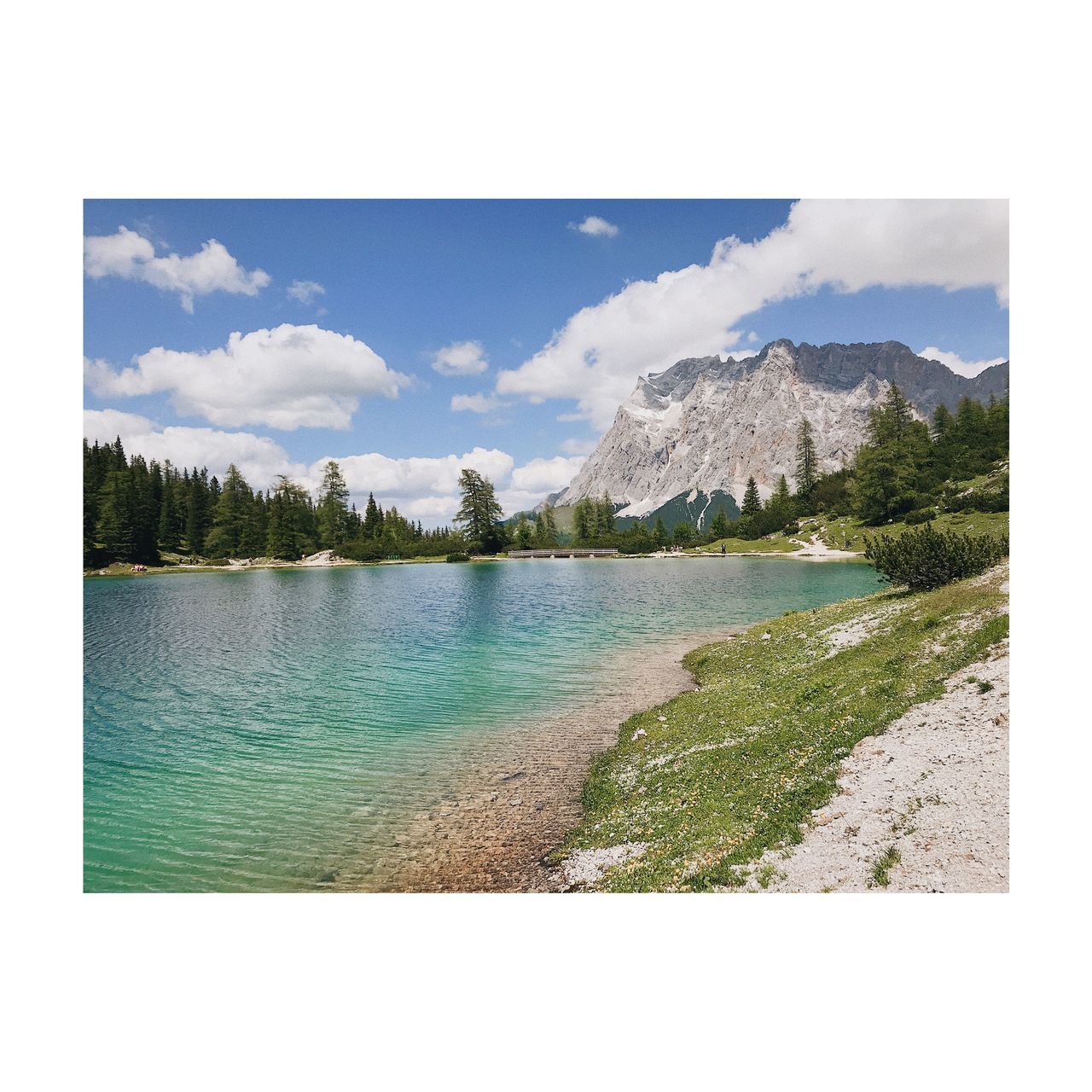 SCENIC VIEW OF LAKE BY MOUNTAIN AGAINST SKY