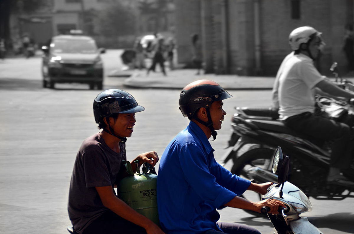 men, lifestyles, rear view, leisure activity, street, casual clothing, transportation, focus on foreground, land vehicle, mode of transport, car, togetherness, city, person, city life, holding