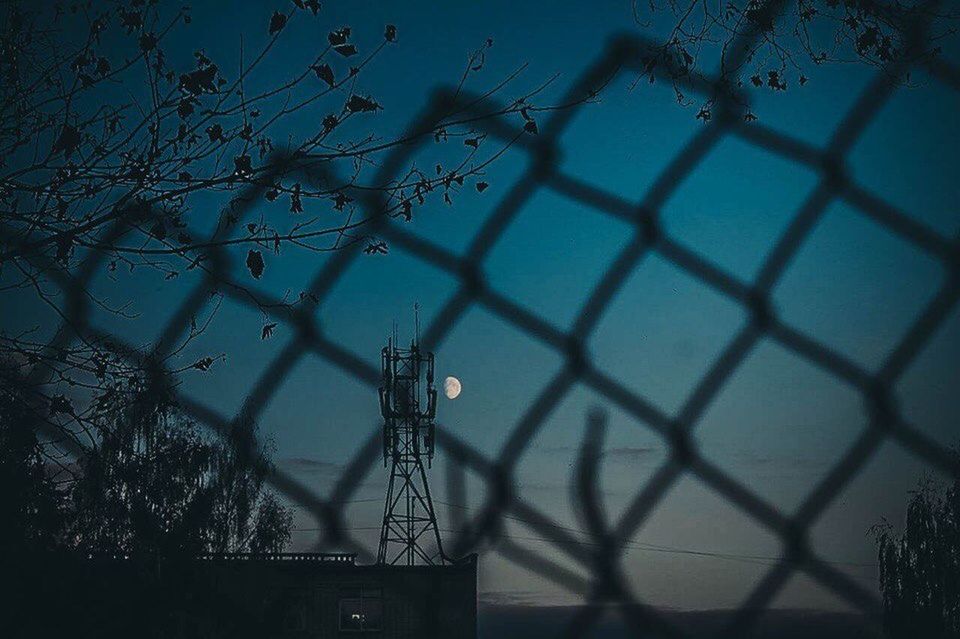 fence, sky, barrier, boundary, no people, chainlink fence, nature, wire, dusk, safety, security, protection, wire mesh, silhouette, outdoors, architecture, communication, connection, technology, tree