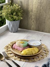 Thai dessert mango glutinous sticky rice with coconut milk dipping.