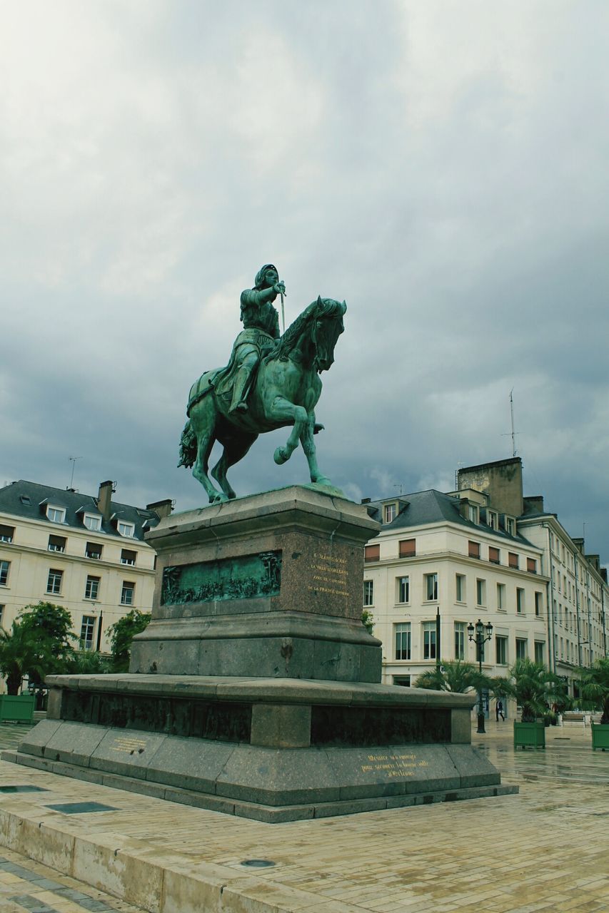 LOW ANGLE VIEW OF STATUE AGAINST SKY