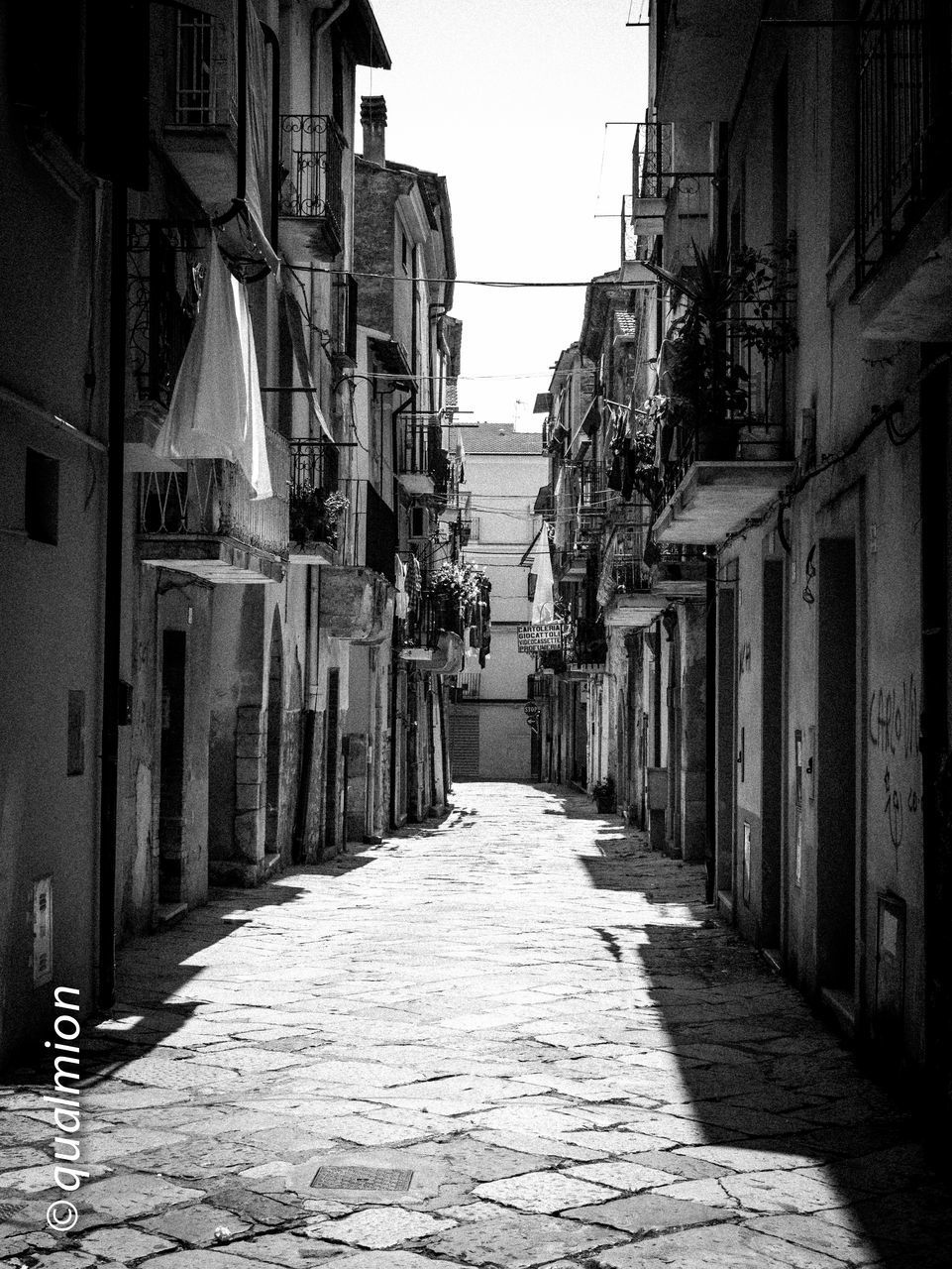 NARROW ALLEY AMIDST BUILDINGS AGAINST SKY