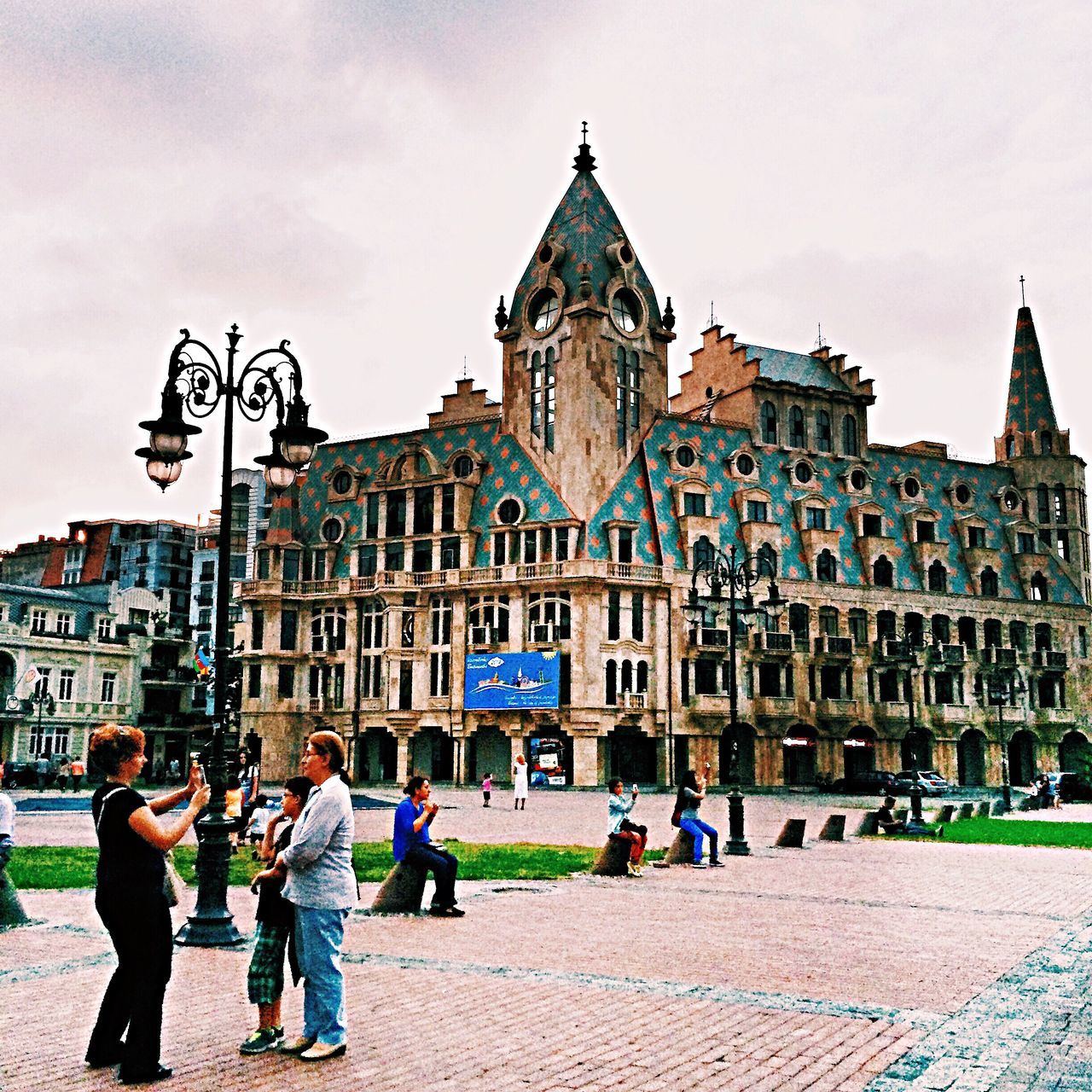 building exterior, architecture, built structure, large group of people, person, men, lifestyles, sky, leisure activity, city, cloud - sky, walking, tourist, city life, travel destinations, tourism, famous place, travel, mixed age range